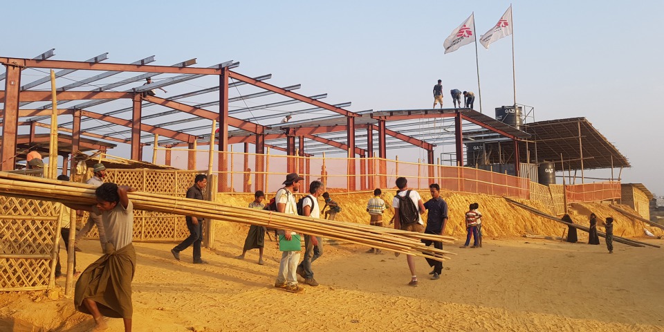 醫院建造過程：建築物鋼架將架上混凝土板，周圍圍上竹籬。©MSF