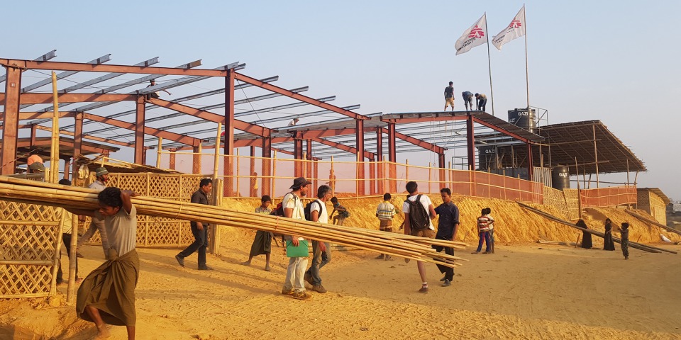 醫院建造過程:建築物鋼架將架上混凝土板,周圍圍上竹籬。©MSF 醫院建造過程:建築物鋼架將架上混凝土板,周圍圍上竹籬。©MSF