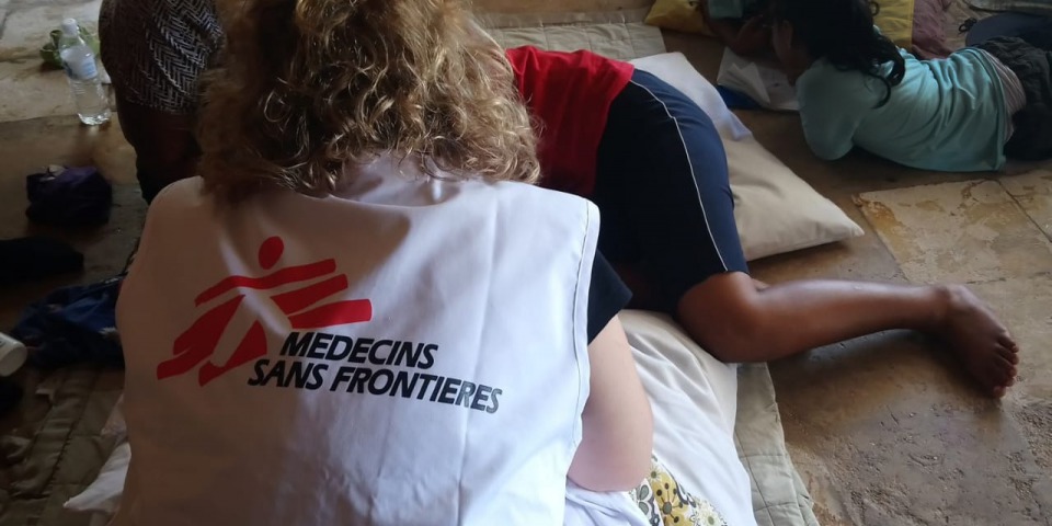 無國界醫生在諾魯的團隊正為當地一名病人提供精神健康護理服務。© MSF