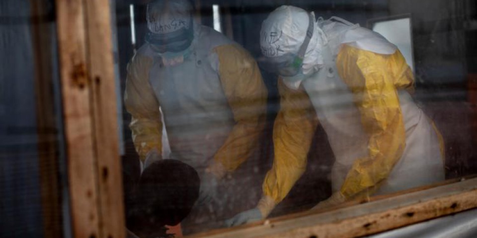 在伊圖里省的布尼亞鎮，穿上全副保護衣的醫護人員檢查懷疑感染伊波拉的病人 ©Pablo Garrigos/MSF