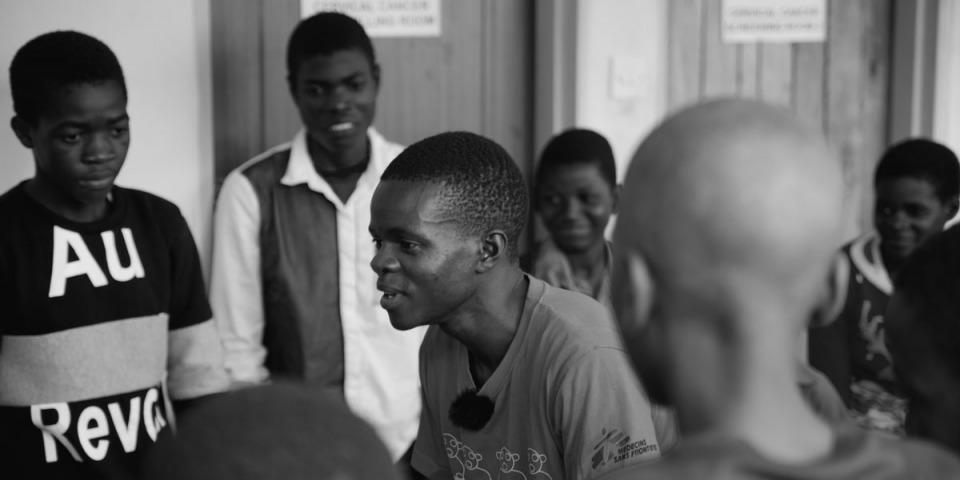 20歲的馬拉威少年奇隆加莫Chilungamo與其他同樣感染愛滋病的同齡青年進行交流。他在參加了無國界醫生的週六青少年俱樂部後，成為了同齡人的導師。圖攝於2020年7月3日。©Francesco Segoni/MSF