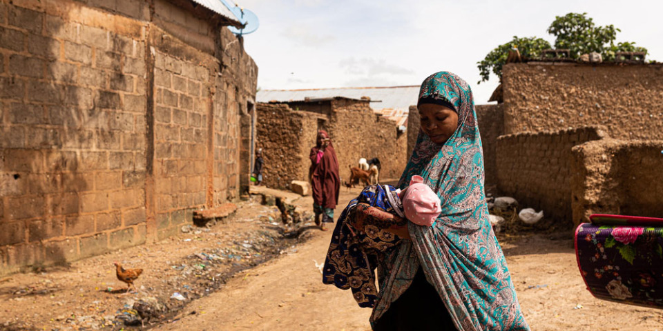 初為人母的阿米娜.塔希拉出院後抵達辛卡菲鎮的家中。奈及利亞,2025年9月。©Nnoli Amarachi