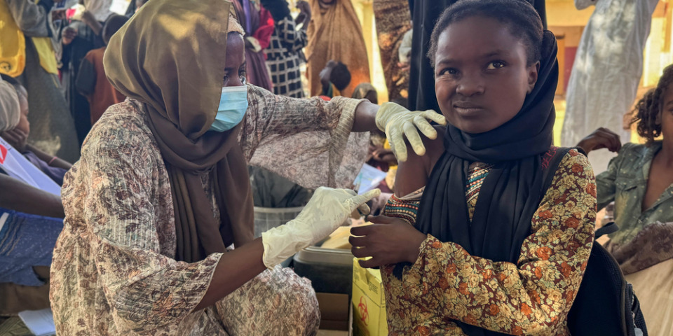 來自蘇丹朱奈納的十歲瑪瓦在無國界醫生的疫苗接種點接種麻疹疫苗。2026年1月。© MSF
