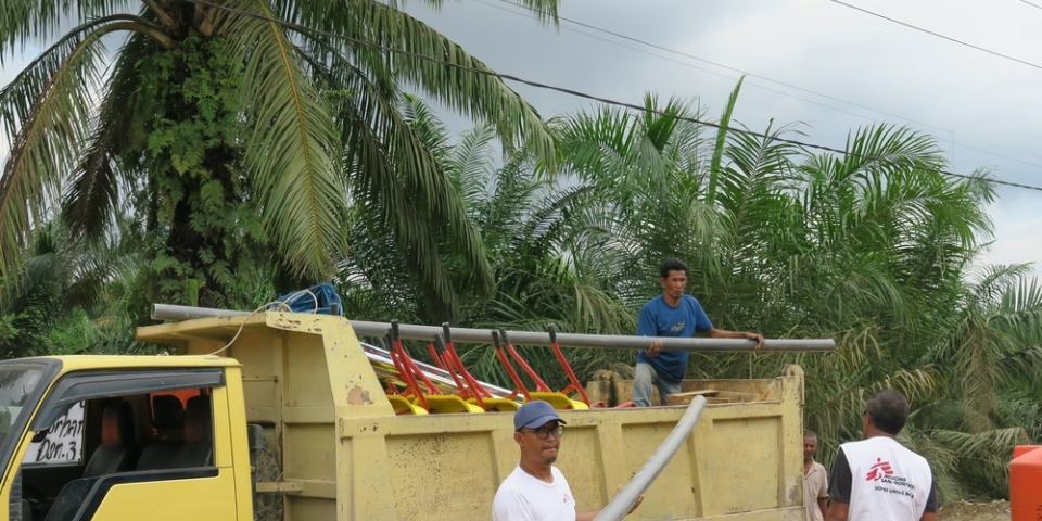 無國界醫生在亞齊省彭吉丹村洪災過後，在當地分發了清潔和緊急廁所物資。2026年2月。© Sania Elizabeth/MSF