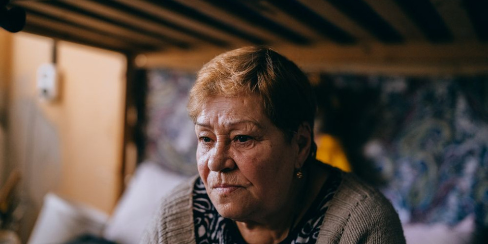 67歲的齊娜伊達，2022年從家鄉撤離到難民營，回憶起戰爭前的生活。© Julia Kochetova