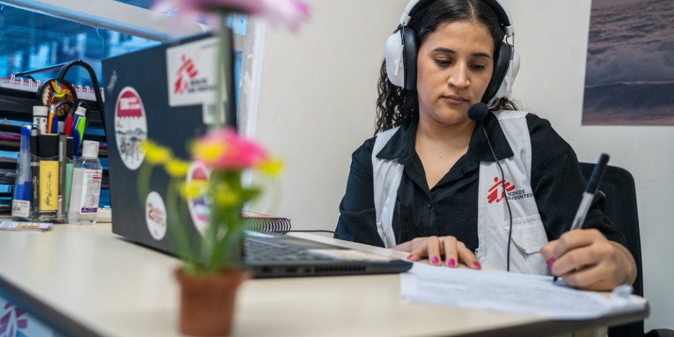 一名無國界醫生心理學家在無國界醫生營運的診所內擔任緊急求助熱線，為包括性暴力受害者在內的弱勢人群提供協助。© Fritz Pinnow Kawas/MSF