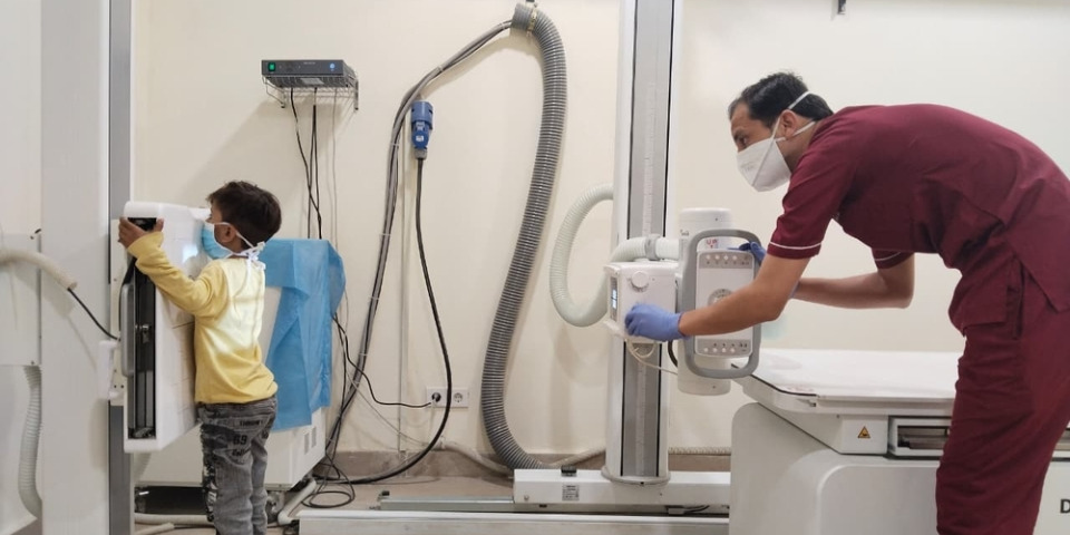 2026年2月，在巴基斯坦衛生中心的無國界醫生結核病診所，一名無國界醫生技術人員正在為一名兒童進行體檢並拍攝X光片。© MSF