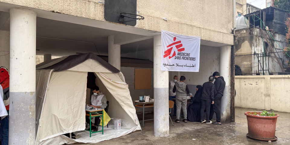 無國界醫生行動診所小組在黎巴嫩貝魯特的一個收容所為流離失所家庭提供支援。2026年3月26日。© Maryam Srour/MSF