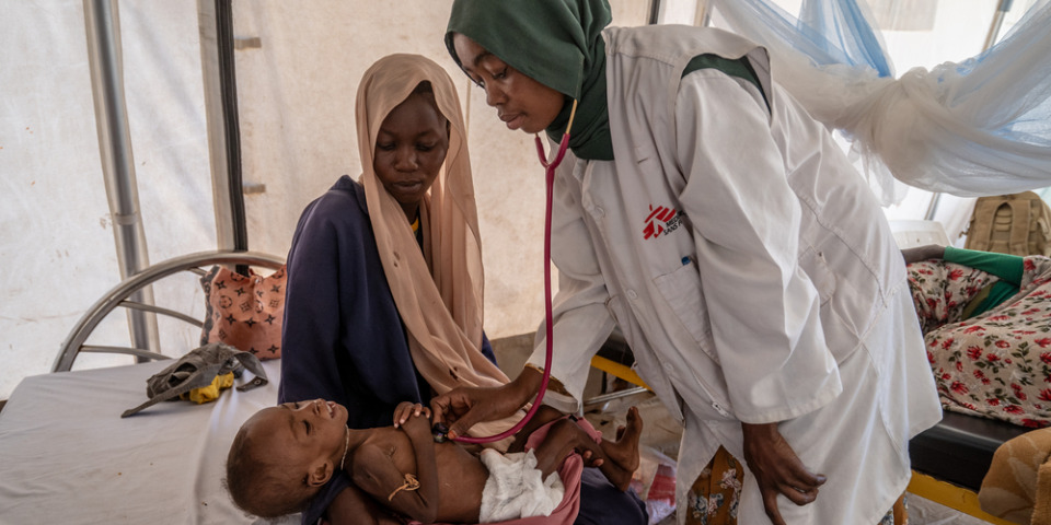 一名體重僅5.3公斤的三歲女童，躺在無國界醫生於塔維拉經營的巴黎醫院的重度急性營養不良病房。每年無國界醫生在達夫地區為數以千計的營養不良兒童提供治療。照片攝於2026年02月28日。© MSF