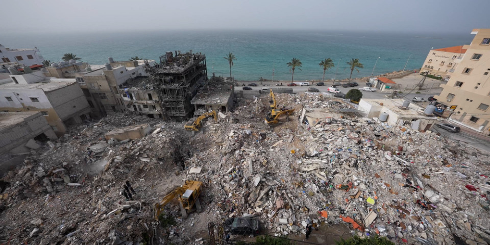 從黎巴嫩南部蘇爾的海邊眺望，可以看到以色列在46天攻擊期間，大規模轟炸黎巴嫩造成的破壞。© MSF