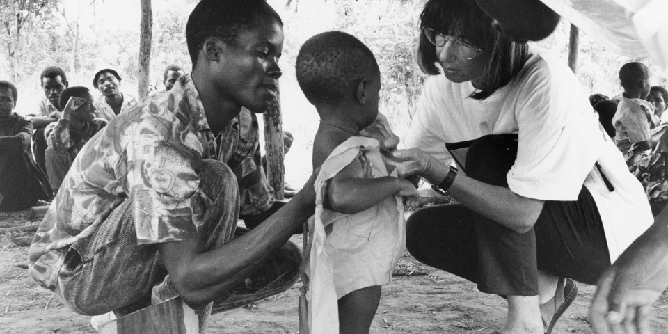 無國界醫生的護理師在尼亞薩（Niassa）區進行營養狀況調查。照片攝於1994 年 1 月。©Peter Slavenburg