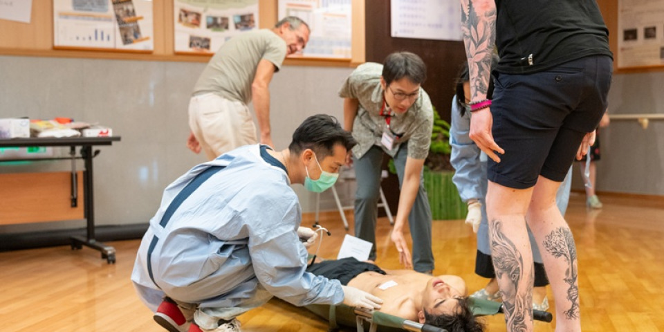 Doctors Without Borders held a MEDICS training session in Taiwan in early October 2024, bringing together 25 medical professionals from 15 regions and countries for intensive preparation for humanitarian aid missions. © MSF
