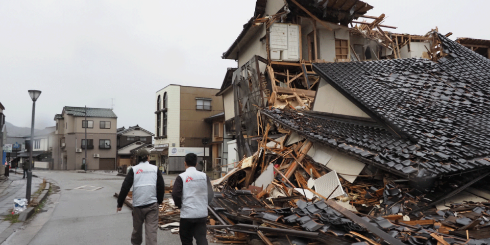 無國界醫生工作人員走在輪島市內的災區 。攝於 2024 年 2 月 19 日 Ⓒ MSF