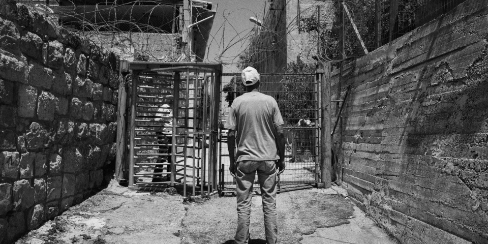 希伯倫市部分地區由以色列軍方控制。在以方設置的檢查站和圍欄分隔下，巴勒斯坦人的行動自由嚴重受限，阻礙了平民求職、上學或探訪親友。© Moises Saman/Magnum Photos