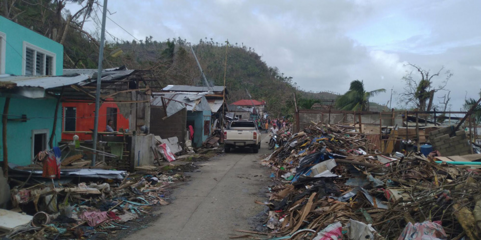 卡車從雜物中清出的一條小徑開過。整個迪納加島有許多道路需要清理，因此仍無法進入需要援助的村莊。©MSF/Chenery Lim