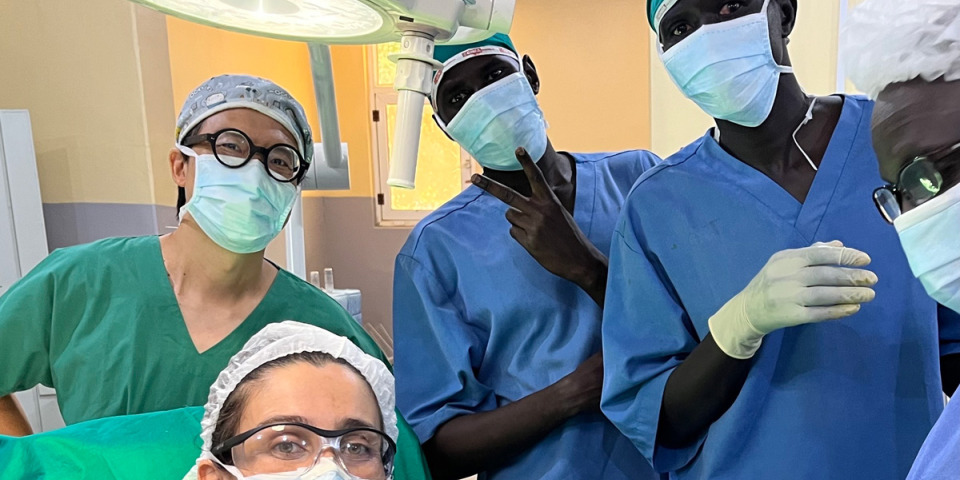 台灣醫師許彥鈞參與無國界醫生南蘇丹專案，支援外科、兒科與婦產科，並聚焦於急診手術，一天約可完成五至十台手術。©許彥鈞醫師 