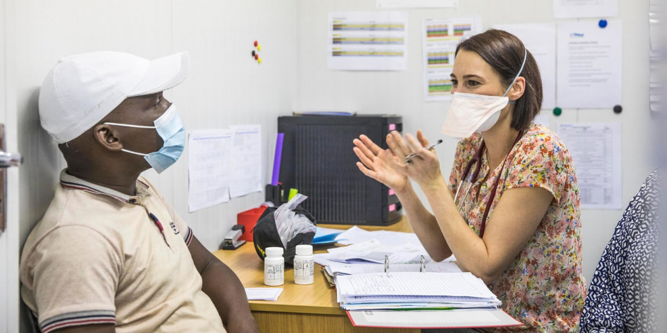 TB-PRACTECAL臨床試驗助理研究員鄧恩醫生為一名病人進行諮詢。©Oliver Petrie/MSF