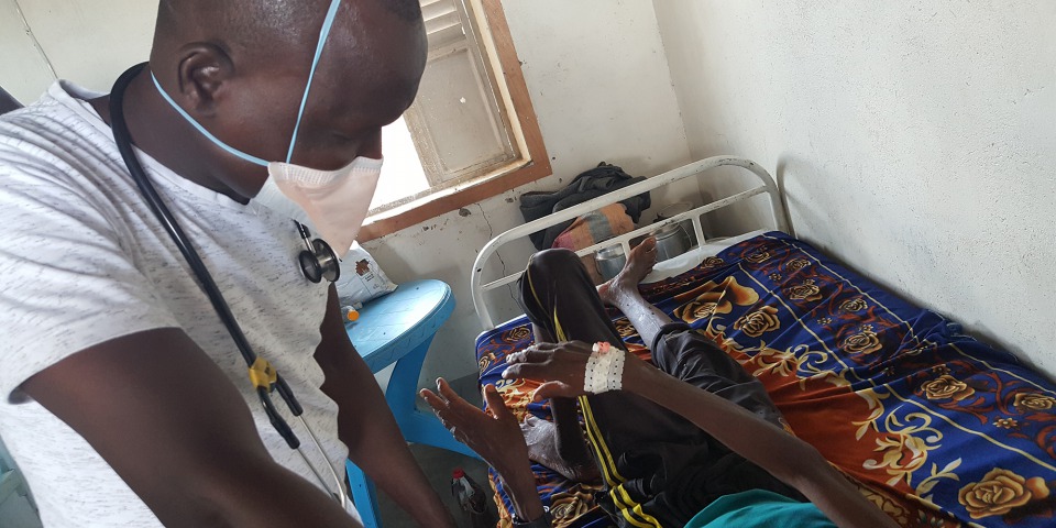 ©Amandine Colin / MSF 這名38歲的病人已經是第二次入院。他患有結核病,卻沒有正確跟從治療方案。針對這些病人,我們會加強病人支援和輔導,幫助他們面對療程。 ©Amandine Colin / MSF 這名38歲的病人已經是第二次入院。他患有結核病,卻沒有正確跟從治療方案。針對這些病人,我們會加強病人支援和輔導,幫助他們面對療程。