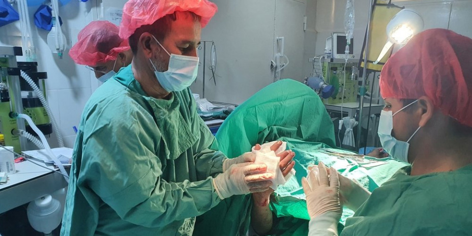 昆都茲創傷中心的外科團隊正在為戰鬥中受傷的病患進行手術，攝於2021年8月。© MSF