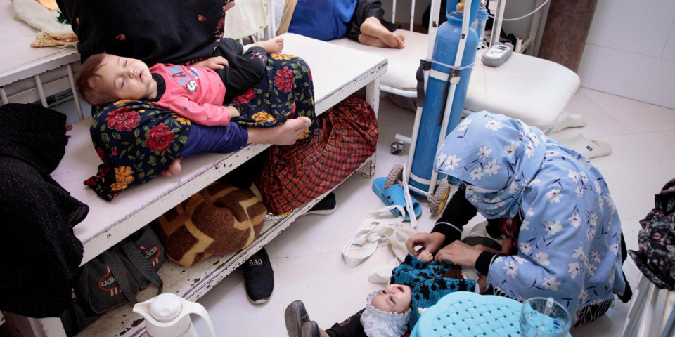 赫拉特醫院的住院治療餵食中心的一個房間，中心的床位已經爆滿。2021年，阿富汗。© Sandra Calligaro