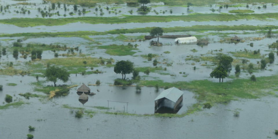 聯合州李爾縣（Leer）部分淹沒於洪水中的建築和房屋。2021年，南蘇丹。© MSF/Tomas Bendl