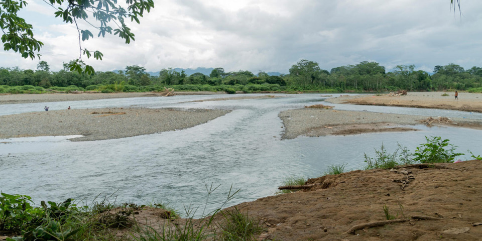 流經奇基多的一條河，人們通常徒步或搭獨木舟抵達這裡。©MSF/Sara de la Rubia