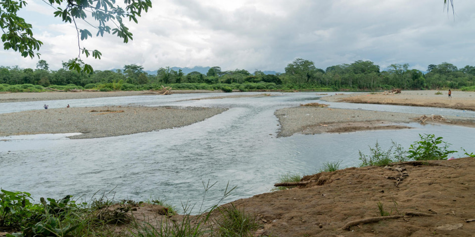 流經奇基多的一條河,人們通常徒步或搭獨木舟抵達這裡。©MSF/Sara de la Rubia