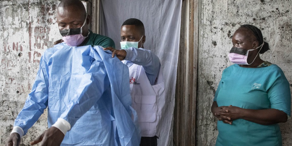 流行病學家在民主剛果訓練並協助當地醫護人員穿戴無國界醫生捐贈的防護設備。
