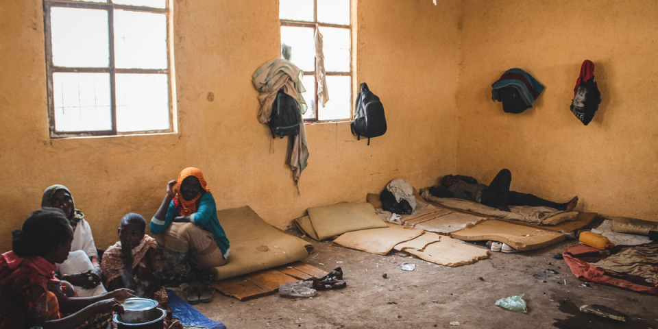 一群流離失所的人們居住在位於衣索比亞希爾Shire市中心的一所小學的教室中。無國界醫生在該小學設立一間健康診所，幫助兒童進行營養和兒科篩檢。© Claudia Blume/MSF