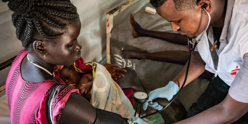 救援人員為一名南蘇丹難民及她的孩子診斷。攝於甘貝拉地區。 ©Susanne Doettling/MSF