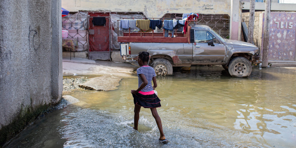 水道堵塞使部分區域淹水，汙水處理不當以及沒有乾淨用水使霍亂迅速蔓延。© MSF/Alexandre Marcou