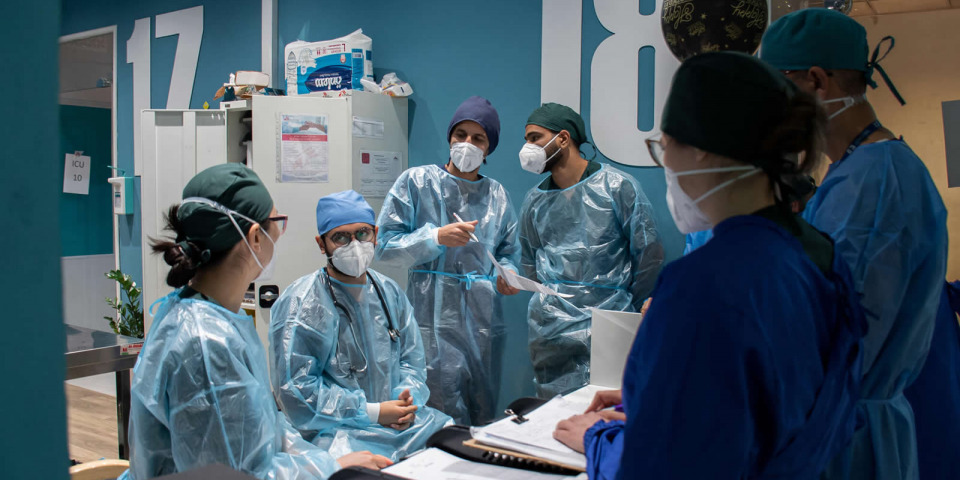 MSF團隊在巴格達金迪醫院交流患者最新情況。2021年2月攝於伊拉克。©Hassan Kamal Al-Deen/MSF