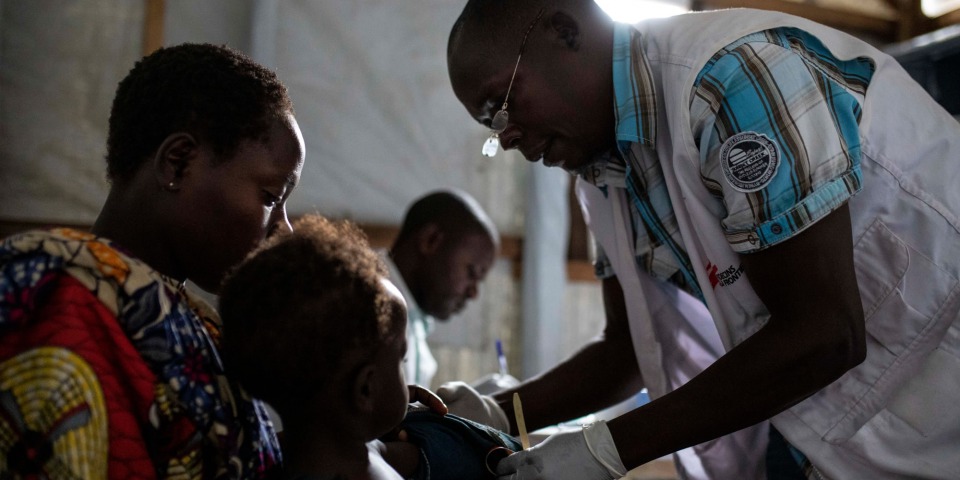  無國界醫生的護理師為罹患麻疹的小孩提供照護。©Pablo Garrigos/MSF