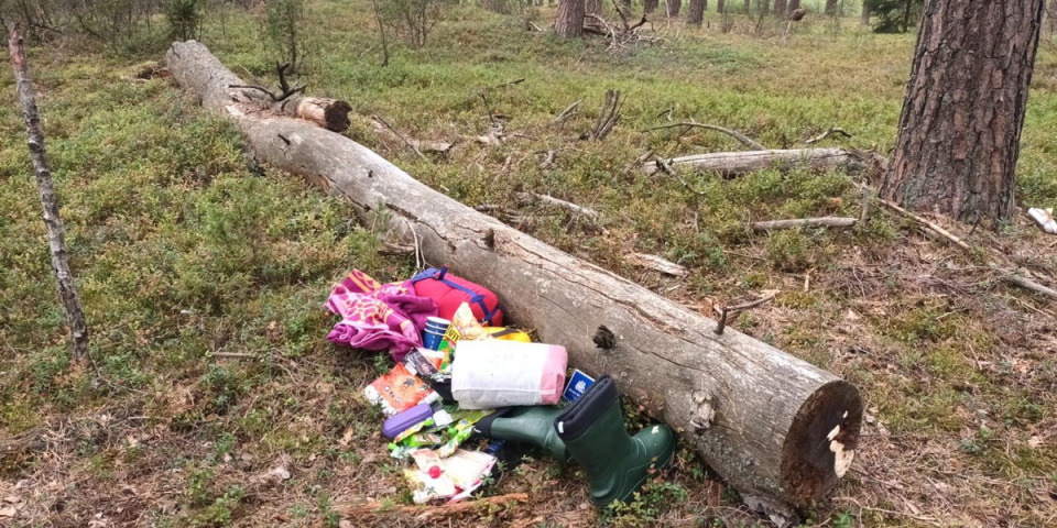 立陶宛邊境的森林中，流離失所者使用過的物資。©Sienos Grupė, Lithuania