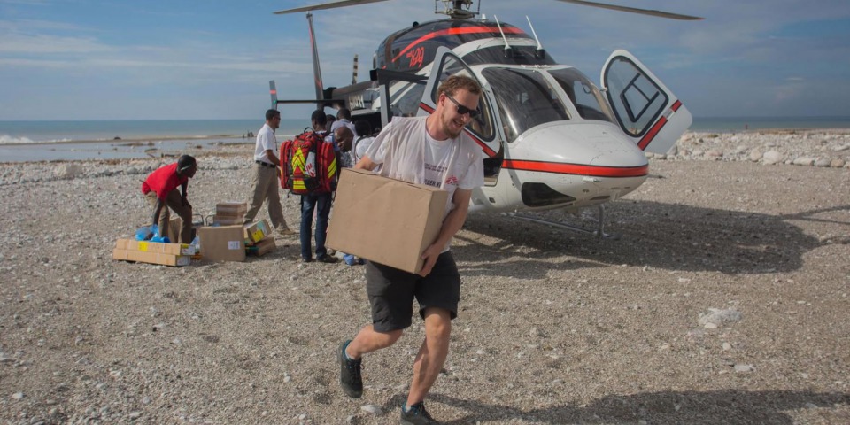 名無國界醫生的員工從海地太子港乘直昇機，運送為皮芒港裡的流動診所和醫院而設的物資。© Jeanty Junior Augustin