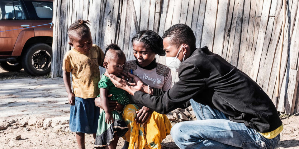 MSF工作人員為一個嚴重營養不良的孩子做檢查，攝於2021年7月，馬達加斯加。©Erwan Rogard