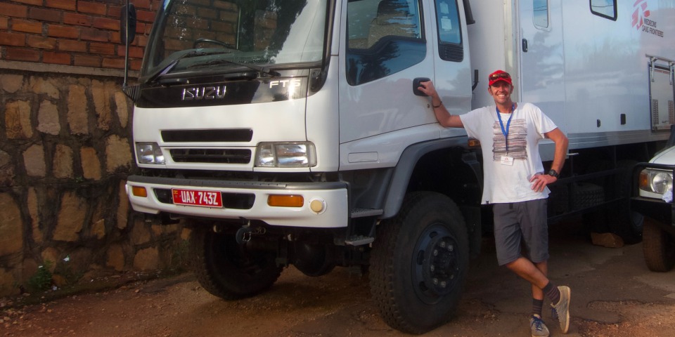 格蘭特攝於坎帕拉（Kampala），身旁是無國界醫生的行動手術室。© Grant Kitto / MSF