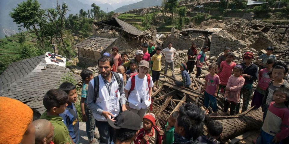 2015年尼泊爾發生大地震時，無國界醫生團隊到達丁區的庫尼村（Kuni village, Dhading District）設立行動診所。