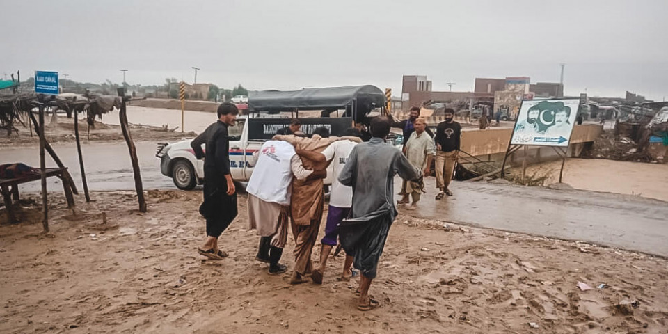 在DMJ受洪水影響的災區，無國界醫生的醫療應急小組正在為巴羅契斯坦省受洪水影響的人們提供醫療諮詢。。©MSF