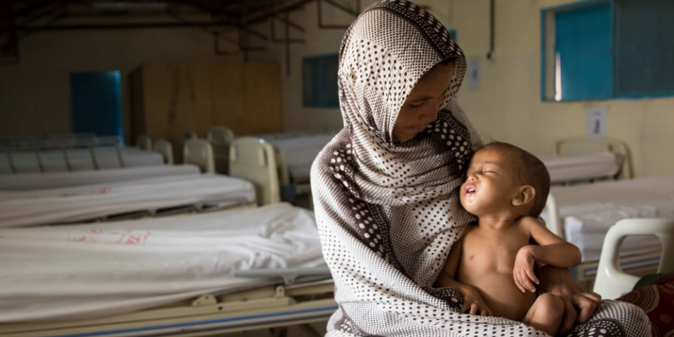 兩歲的非洲難民兒童穆罕默德因為嚴重營養不良，已經住院兩天，正接受治療。