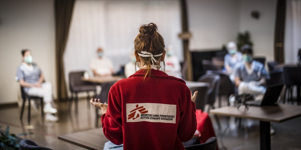 無國界醫生的行動團隊正在為比利時一間養護機構的員工進行簡報。© OLIVIER PAPEGNIES