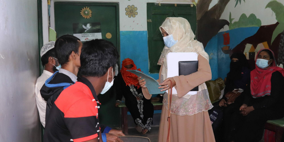 MSF在庫圖巴朗提供心理支援。健康督導正在確認等候中的病人，攝於2020年11月。© MSF/Farah Tanjee