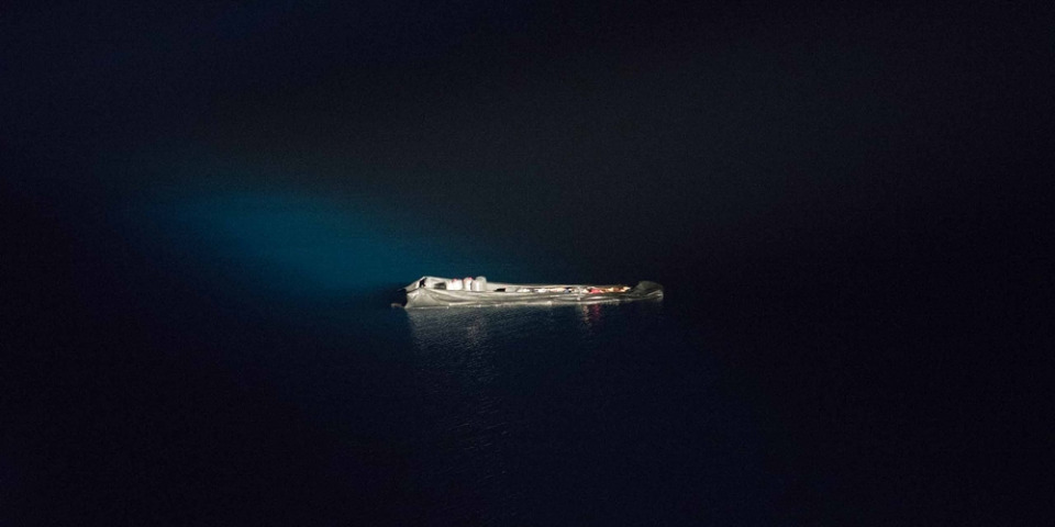 在海上找到的無人橡皮艇。2021年8月12日。©Vincent Haiges