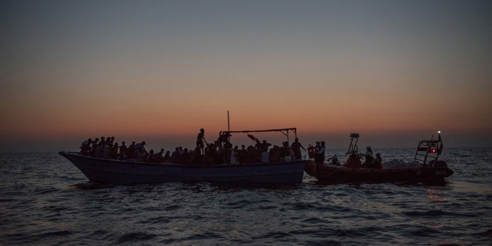 Geo Barents 的夜間搜救行動，從擁擠的木船上救下 188人，2021年8月15日。©Vincent Haiges