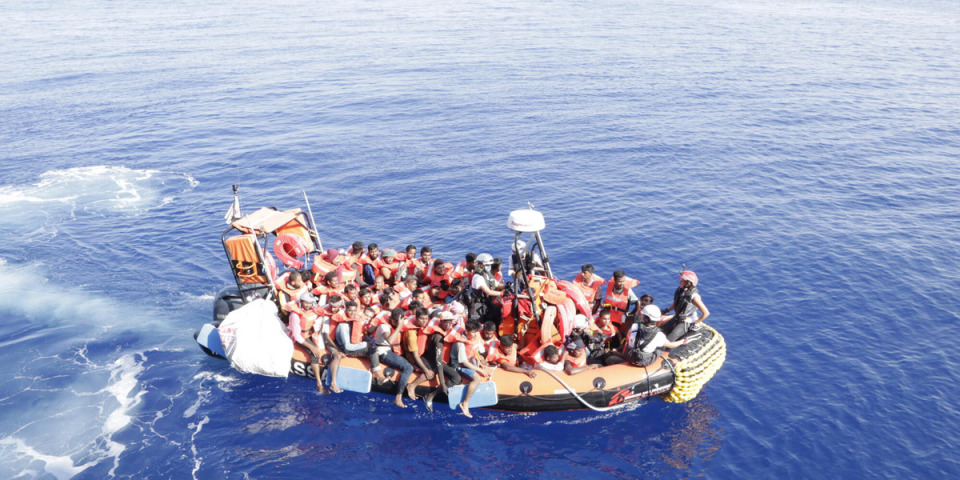 7月27日無國界醫生搜救團隊在船橋上發現另一艘遇險的小船。在這次救援後，搜救船 Geo Barents 上的人數已逼近600人。©Rahul Dhankani/MSF