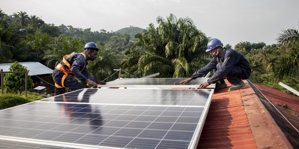 在基古盧布醫院裝設太陽能系統。©Pablo Garrigos/MSF
