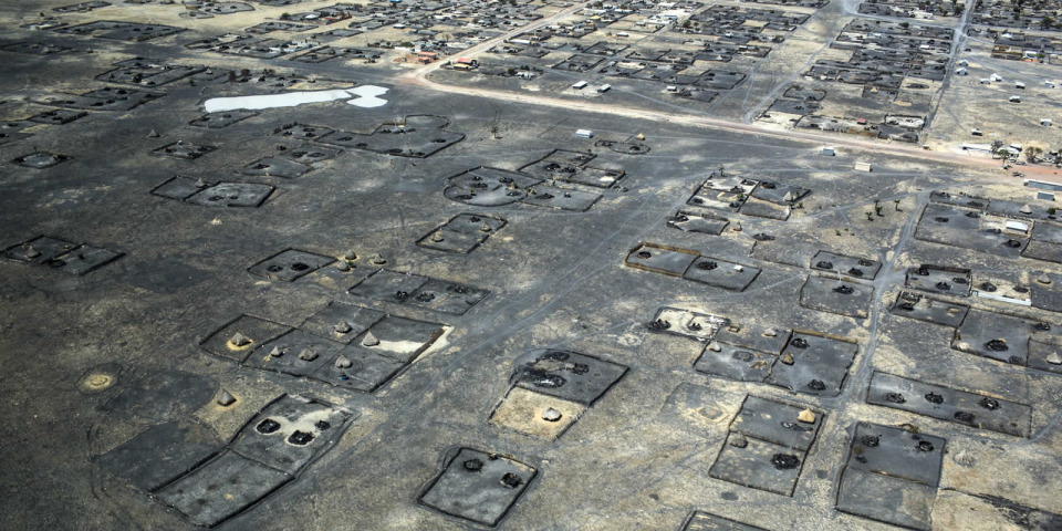 從空中俯瞰李爾（Leer）數十座被燒毀的屋子，攝於2014年。©Michael Goldfarb/MSF