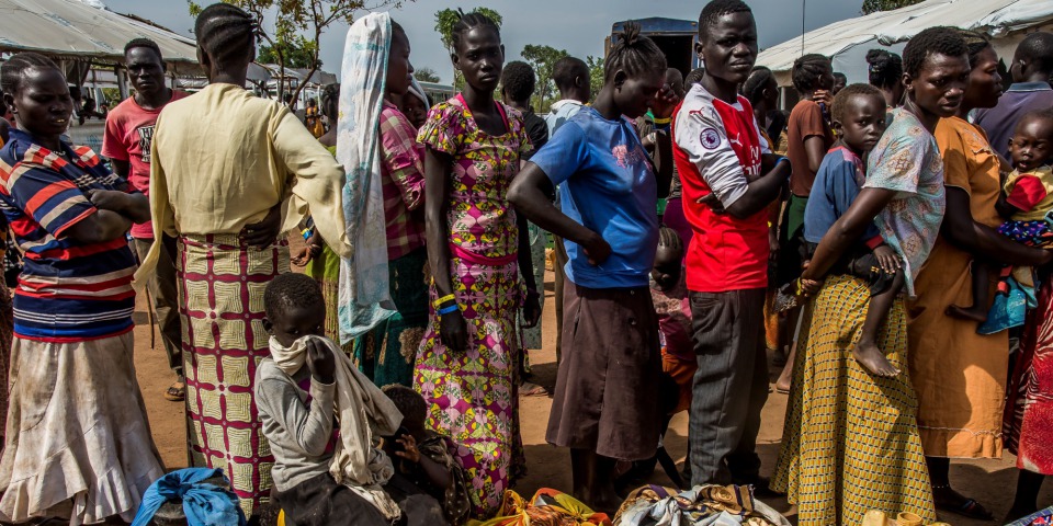 烏干達政府的資源日益緊張，當局每天只能為1500名難民進行登記，等待登記的個案愈積愈多。各個接待中心因此經常擠滿等待重新安置的人，幾乎不可能追上難民人口的增長。© Frederic NOY/COSMOS