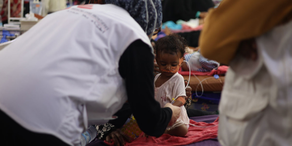 無國界醫生（MSF）護理師在葉門哈佳省（Hajjah Governorate）阿卜斯總醫院（Abs General Hospital）的住院治療餵養中心（ITFC）照顧一名營養不良的兒童。2022年1月至2022年9月，無國界醫生支持的阿卜斯總醫院住院餵食治療中心收治了2,087名患有營養不良和相關併發症的兒童，其中許多患者來自阿卜斯南部荷台達省（Al-Hudaydah Governorate）的哈米斯（Al-Khamis）分區，其中一些患者就診較晚。大多數患者年齡介於6個月到兩歲以內。© Mohammed Al-Shahethi/MSF