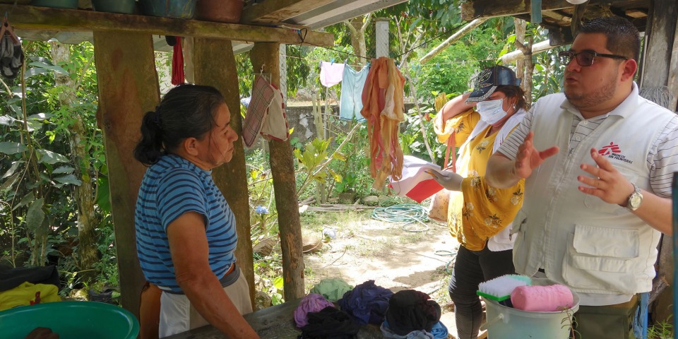 MSF團隊向居民講解蚊蟲防治措施，預防登革熱病媒蚊進一步繁殖。©Yves Magat/MSF